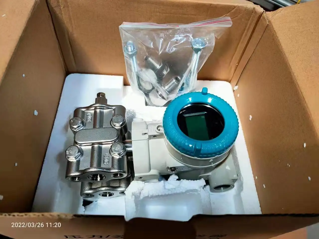 Online DP density meter with differential pressure transmitter and remote diaphragm seals